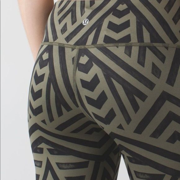 Lululemon Wunder Under Crop II Size 6 - Picture 4 of 12